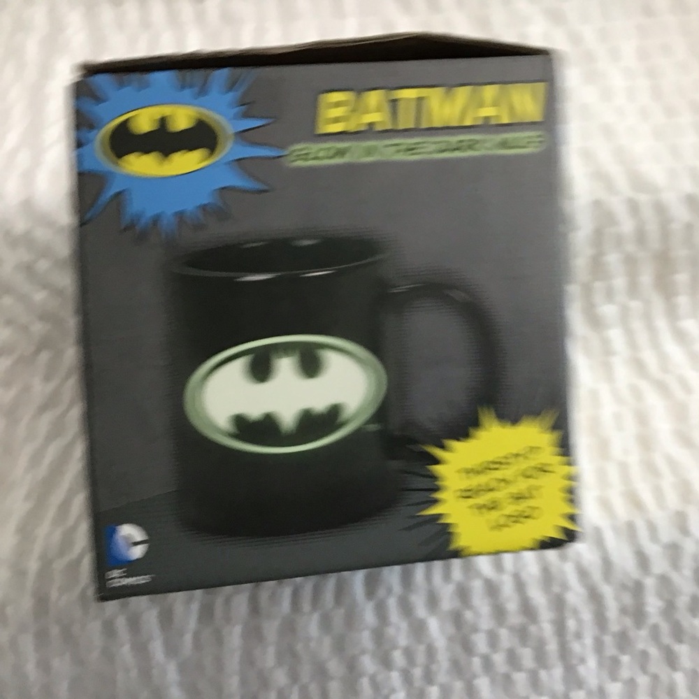DC Comics Batman Glow In The Dark Logo Mug - Picture 6 of 11